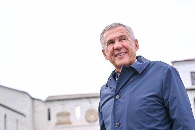 Минниханов осмотрел лицей № 3 имени Пушкина в Нижнекамске после капремонта