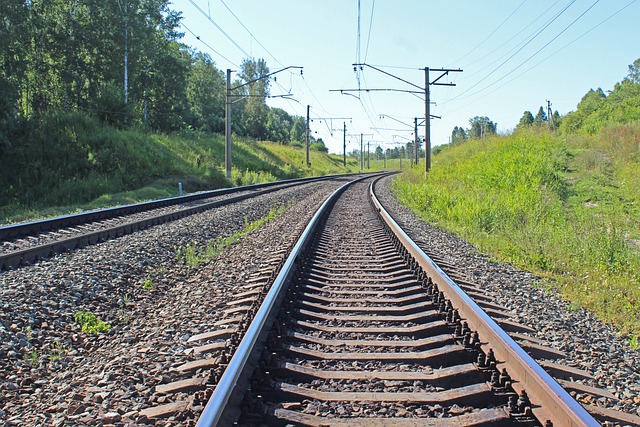 Поезд насмерть сбил 21-летнего парня в Казани