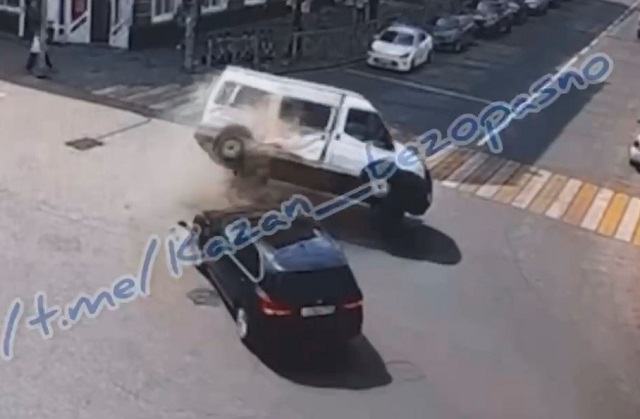 Катафалк опрокинулся после столкновения с BMW в центре Казани