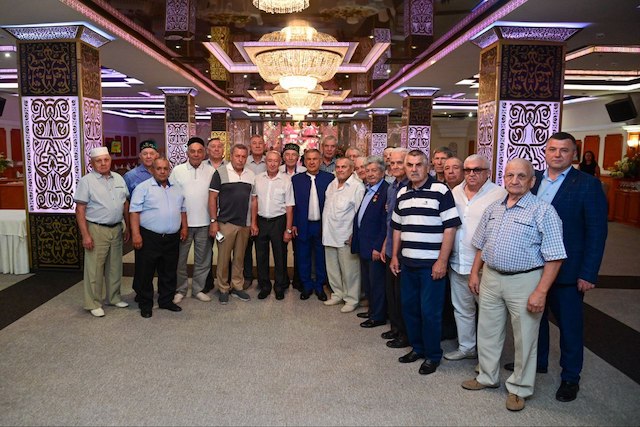 Рустам Минниханов поделился снимком со встречи с одногруппниками