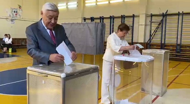 Фарид Мухаметшин вместе с супругой проголосовали на выборах в Госсовет РТ