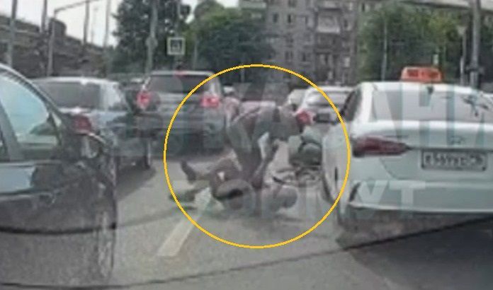 Кулачный бой: в Казани сняли на видео драку велосипедиста и таксиста
