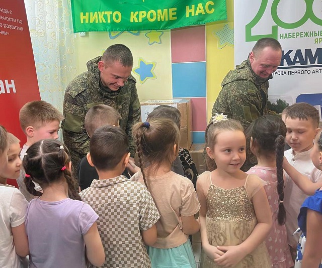 В Набережных Челнах дошколята собрали гумпомощь для бойцов СВО