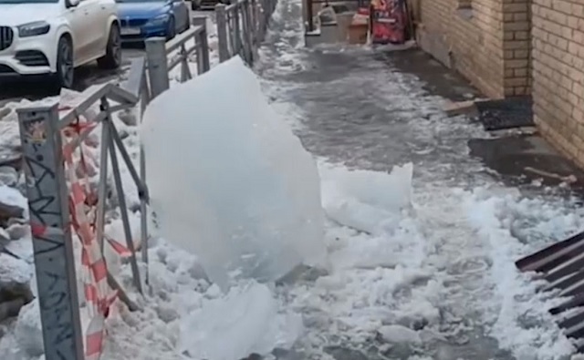 Момент падения глыбы льда на авто с людьми попал на видео в центре Казани