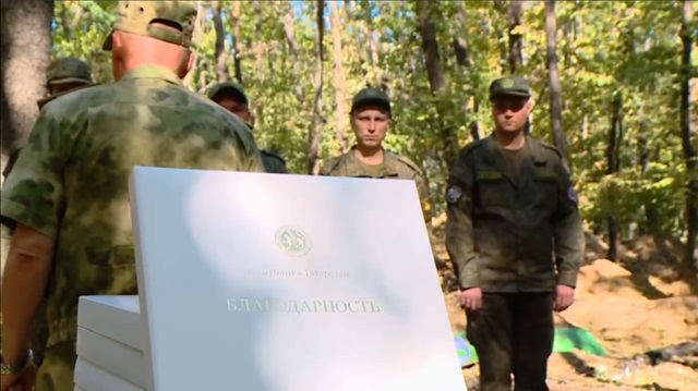 Бойцам полка 1232 на передовой вручили Благодарность Раиса РТ