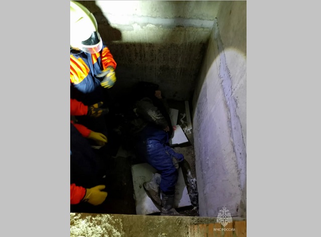 Спасение упавшего в шахту лифта рабочего попало на видео в Казани