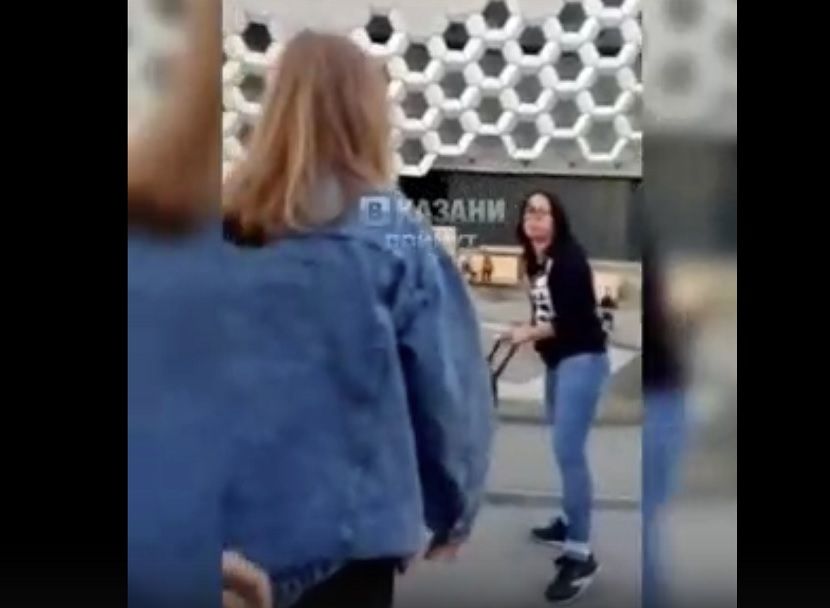 Видео драки многодетной матери с подростками в Казани выложили в интернет