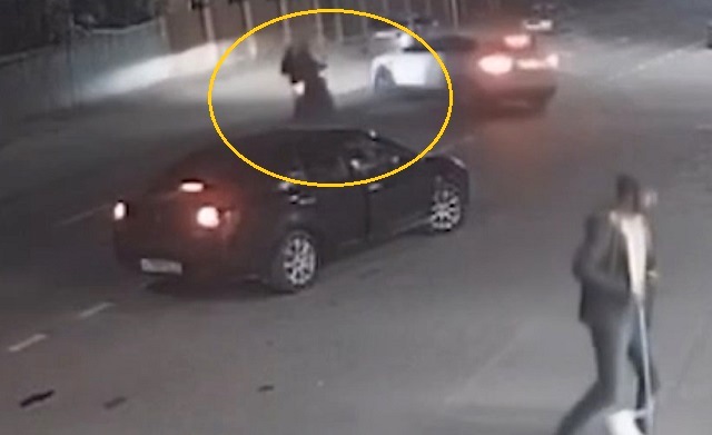 Школьница на мотоцикле не совладала с управлением и влетела в иномарку – видео