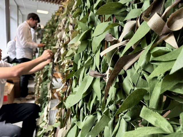 Нижнекамские студенты плетут маскировочные сети для бойцов СВО