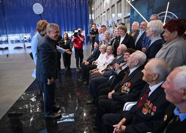 Минниханов поздравил КВЗ с 85-летием