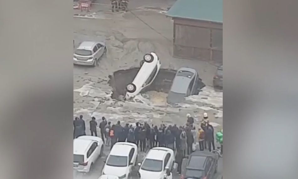 Видео: несколько иномарок провалились в яму с горячей водой 
