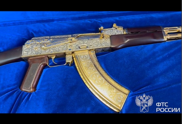 В аэропорту Екатеринбурга изъяли позолоченный автомат Калашникова – видео
