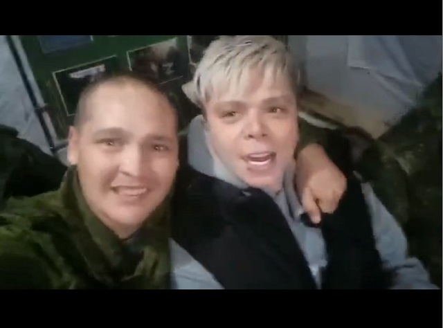 «Пофоткались, попели песни»: Элвин Грей навестил мобилизованных в Казани