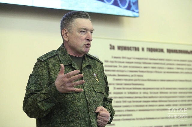 Герой РФ Александр Лапин дал урок мужества курсантам Казанского танкового училища