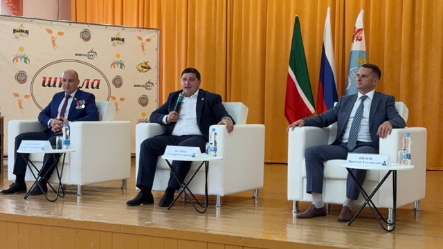 Участник СВО и мэр Менделеевска провели «Разговоры о важном»