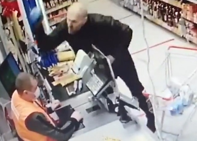 Озверевший покупатель разбил банку сметаны о лицо кассира за просьбу надеть маску - видео 