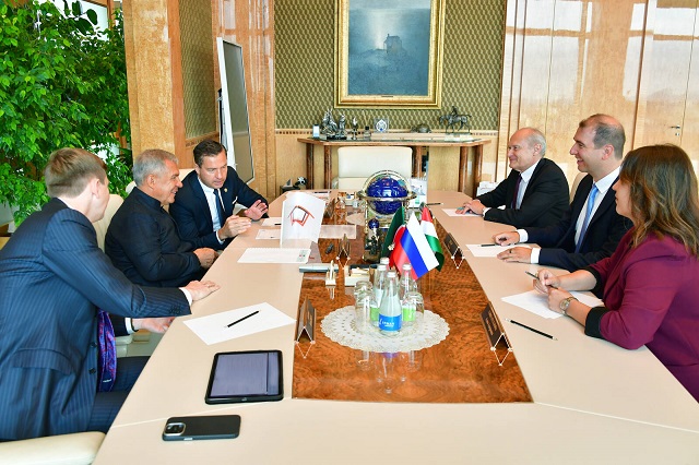 Рөстәм Миңнеханов Халыкара текбол федерациясе рәисе Виктор Хусар белән очрашты