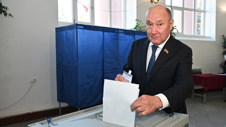 Марат Әхмәтов Дәүләт Думасы депутатларын сайлауда тавыш бирде