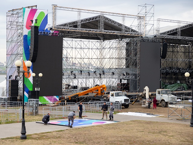 Для музыкального фестиваля «СоТворение» монтируют двойную сцену из 8 000 элементов в Казани