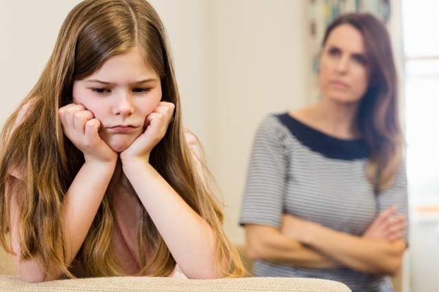 Как выстроить границы с критикующей мамой: инструкция от психолога КФУ