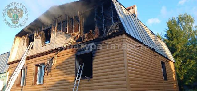 Женщина с двумя детьми погибла при пожаре в Татарстане, возбуждено уголовное дело