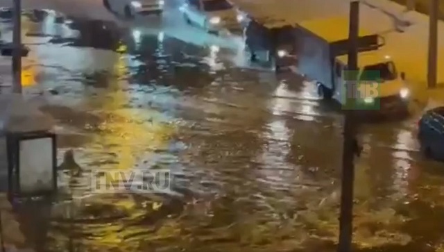 100-процентный износ водопроводной сети привел к очередному мощному потопу на Амирхана в Казани