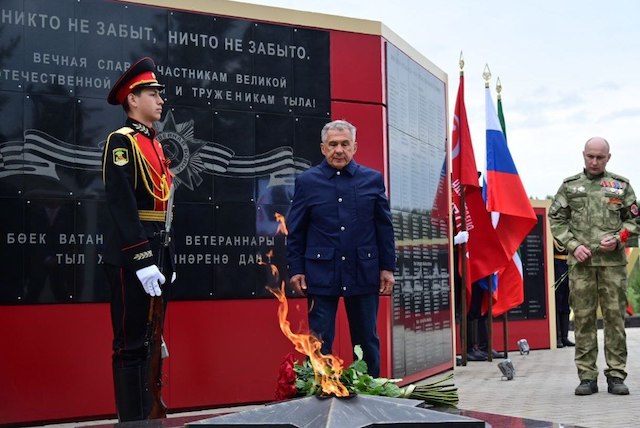 Минниханов зажег Вечный огонь вместе с ветеранами ВОВ и участниками СВО