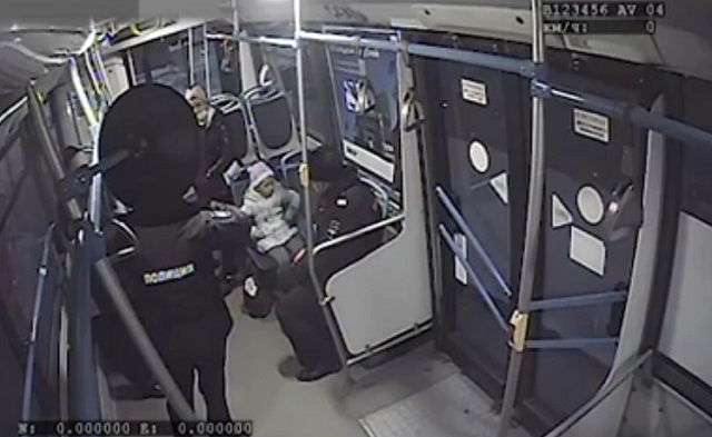 Казанда автобуста ялгыз барган кызның әти-әнисен тапканнар