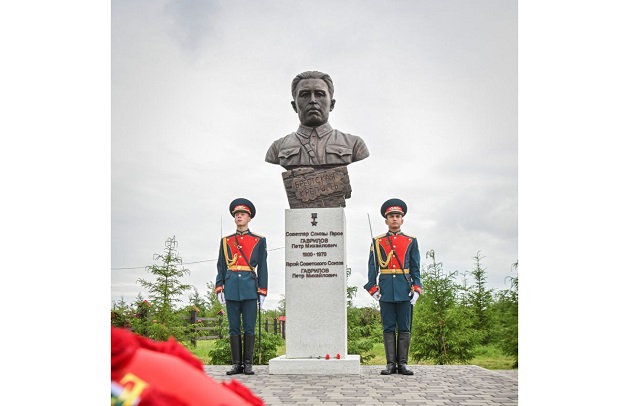 Рөстәм Миңнеханов Советлар Союзы Герое Петр Гаврилов бюсты ачылышында катнашты