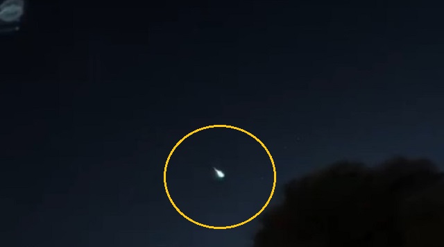 Момент падения метеорита попал на камеру видеорегистратора в Казани