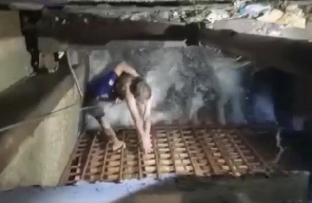 Спасение затянутой в шлюз дамбы девочки попало на видео в Сибири