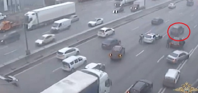 В сети появилось видео с моментом начала гонки за наркодилером на МКАДе