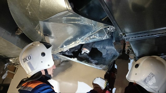 16-летний подросток застрял в вентиляции, упав с высоты заброшенного здания в Казани