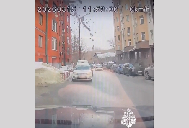 Часть кровли многоквартирного дома обвалилась в Вахитовском районе Казани