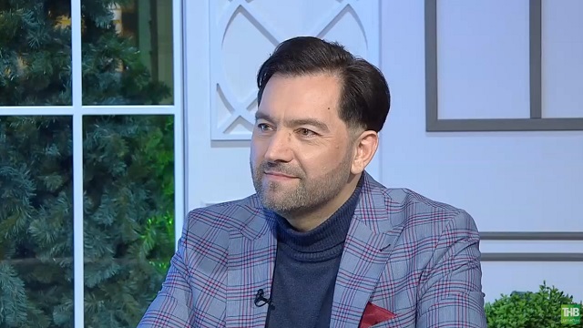 Фәнис Җиһанша спектакль вакытында акча сораган?