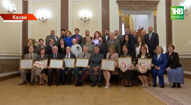 Рөстәм Миңнеханов Халыклар бердәмлеге һәм Татарстан Конституциясе көне алдыннан дәүләт бүләкләре тапшырды