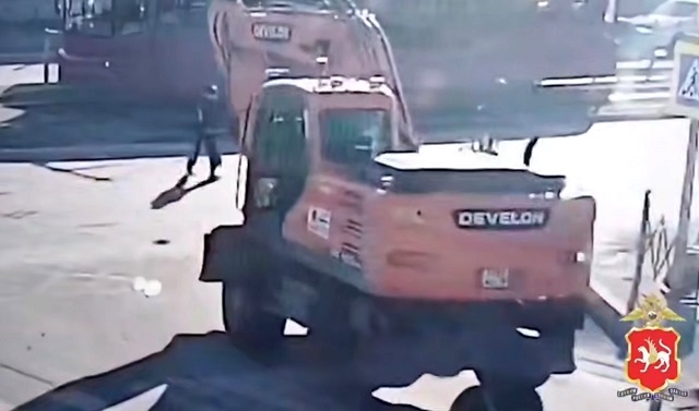 Казанда пенсионерны бәрдереп үтергән экскаваторчы фаҗига турында полиция хезмәткәрләренән генә белгән