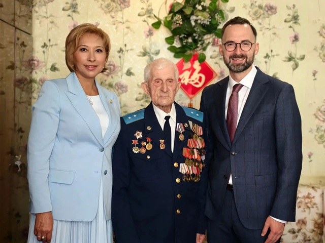 В Казани со 100-летием поздравили ветерана ВОВ Петра Чирвона