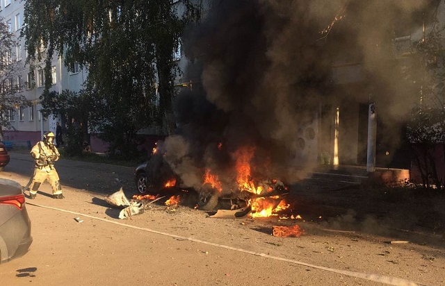Иномарка дотла сгорела во дворе жилого дома в Челнах