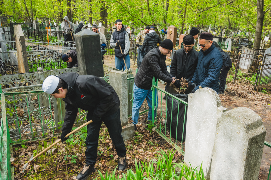 Нәзарәт һәм Казан мәдрәсәләре коллективлары ветеран һәм дин әһелләре каберләрен чүп-чардан чистартканнар