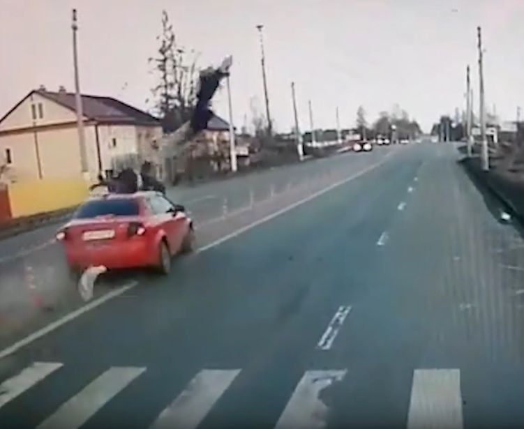 Автоледи на иномарке на полном ходу сбила подростков на зебре - видео