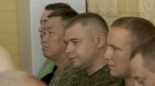 «Спасибо за ратную службу!»: Минниханов опубликовал видео награждения бойцов СВО