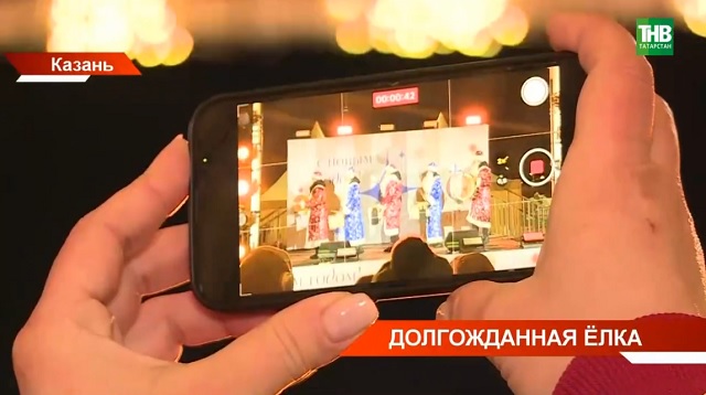 Праздничные огни зажгла главная елка столицы Татарстана у центра семьи «Казан»