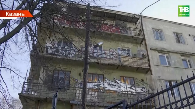 На трещинах Мергасовского дома в Казани установили маячки