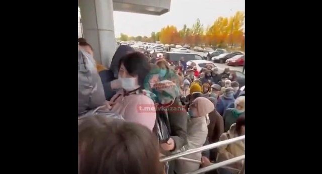 В Казани желающие получить QR-коды жители заполонили МФЦ – видео