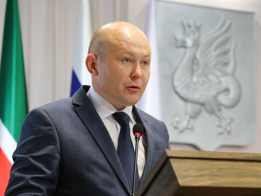 Экс-глава управления образования мэрии Казани Ильнар Хидиятов подозревается в получении взятки в размере 800 тысяч рублей