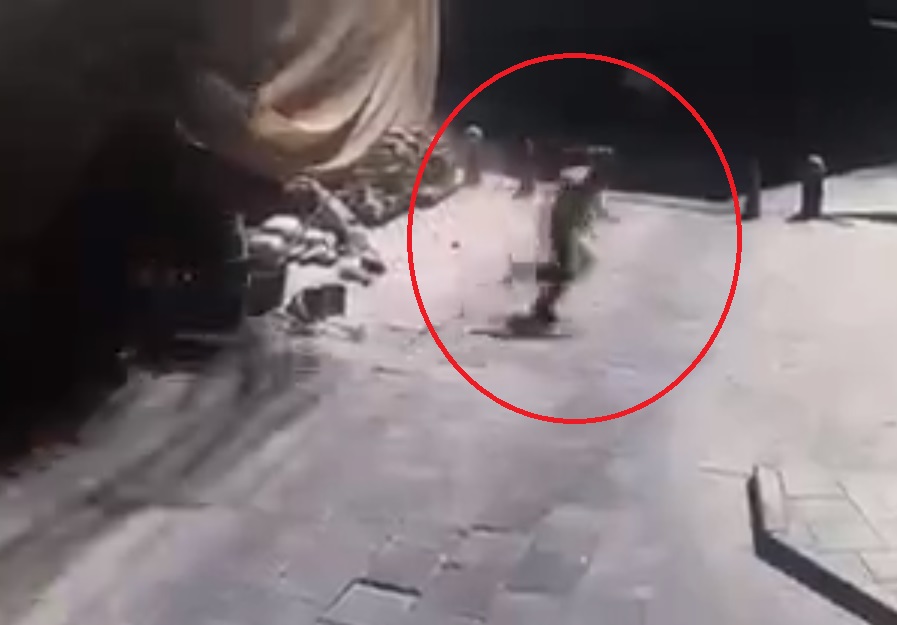 Рухнувшие в центре Москвы строительные леса завалили рабочего – видео