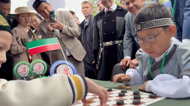 Минниханов стал зрителем шашечного состязания на Сабантуе в Якутии