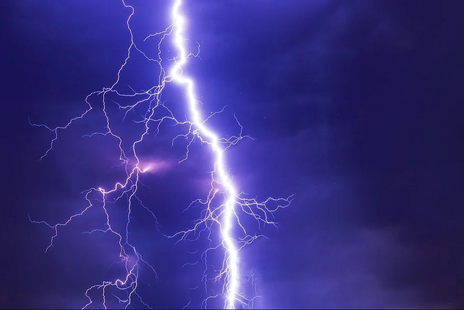 Пораженного молнией футболиста выводят из искусственной комы