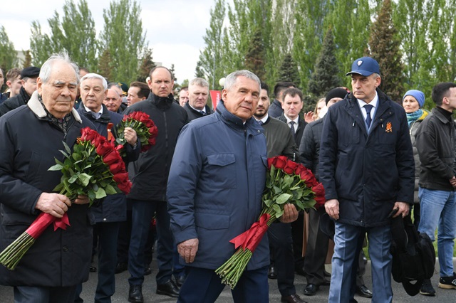 Рөстәм Миңнеханов һәм Минтимер Шәймиев Җиңү паркында Мәңгелек утка чәчәкләр салдылар